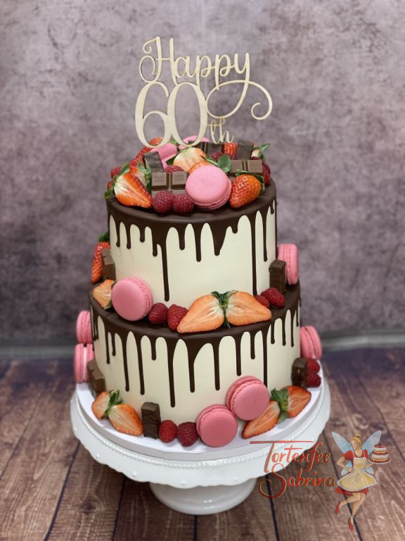 Geburtstagstorte Erwachsene - Zarte Schokotropfen verzieren diesen Drip Cake auf dem sich noch Früchte und rosa Macarons befinden.
