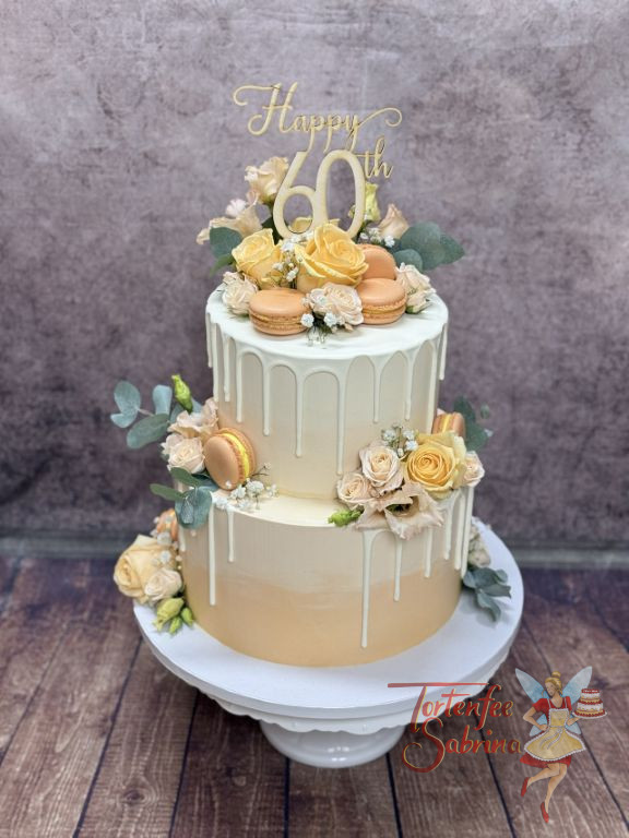 Geburtstagstorte Erwachsene - Zarter weißer Drip verziert neben dem Caketopper und den aprikotfarbenen Blumen die Torte.