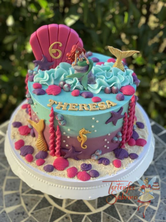 Geburtstagstorte Mädchen - Zauberhafte Wasserwelt wurde durch bunte Muscheln und Seepferde umgesetzt, oben sitzt Arielle auf einem Stein.
