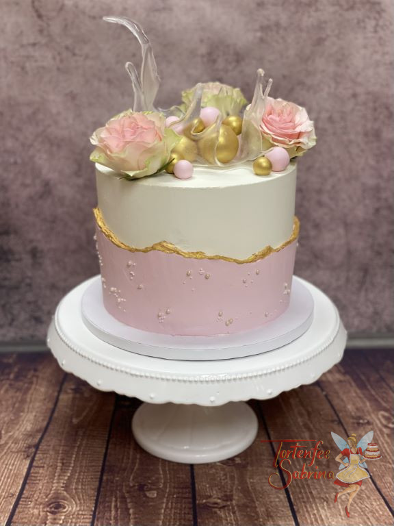 Geburtstagstorte - Zuckerschale, Rosen und Zuckerperlen zieren die Torte, die Seite ist zweifärbig und wird von einer goldenen Linie getrennt.