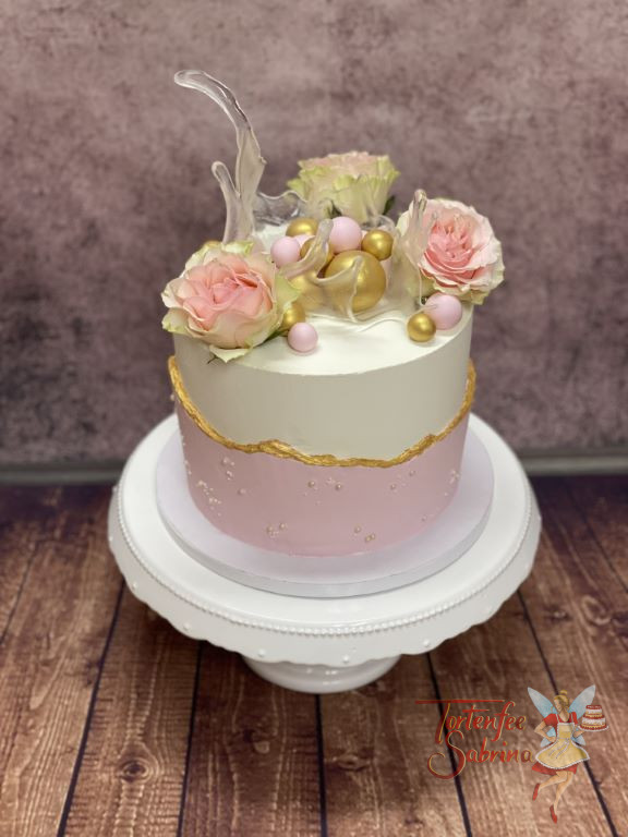 Geburtstagstorte - Zuckerschale, Rosen und Zuckerperlen zieren die Torte, die Seite ist zweifärbig und wird von einer goldenen Linie getrennt.