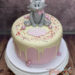 Geburtstagstorte Mädchen - Zuckersüßes Kätzchen sitz oben auf der Torte, auf einen Drip in der Farbe gelb der sich über die Torte legt.