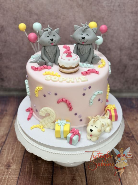 Geburtstagstorte - Zwei entzückende Kätzchen sitzen oben auf der Torte und freuen sich über die vielen kleinen Geschenke.