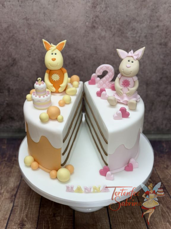 Geburtstagstorte Mädchen - Zwei Häschen mit dem Namen Sunny und Pinky Bunny sitzen jeweils auf ihrem Tortenstück.