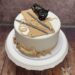Geburtstagstorte Erwachsene - Zwei Stricknadeln und die Wolle liegen auf der Torte wo schon das Kätzchen wartet.