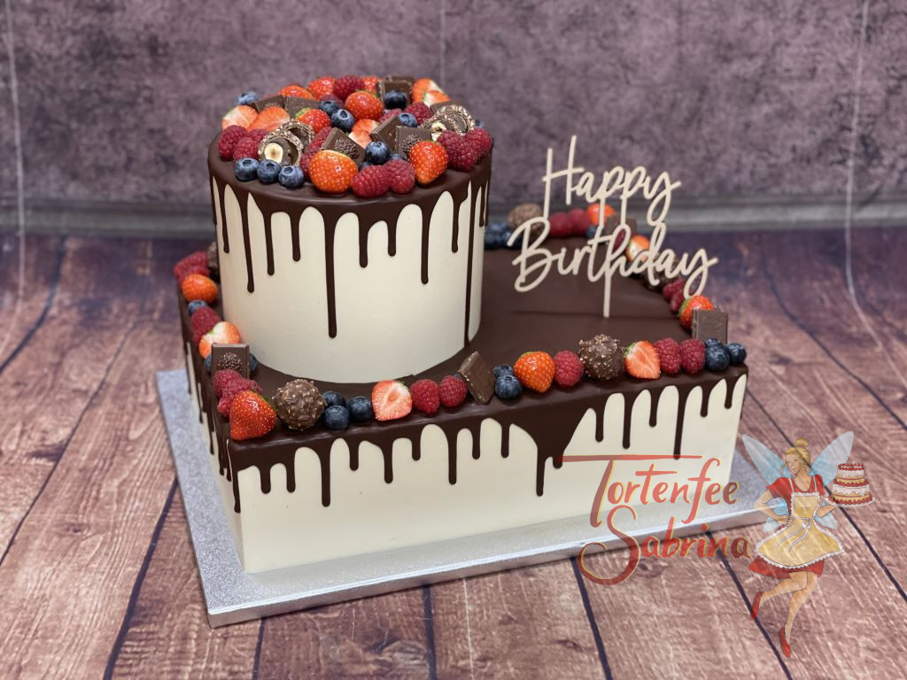 Geburtstagstorte Erwachsene - Zweistöckige Köstlichkeit wurde mit Himbeeren und Erdbeeren sowie einem Schokoladendrip verziert.