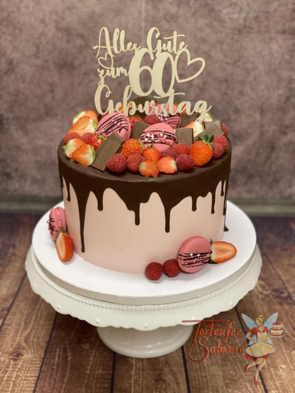 Geburtstagstorte Erwachsene - Herzhafte rote Früchte zieren neben Süßigkeiten und Macarons den süßen Drip Cake.