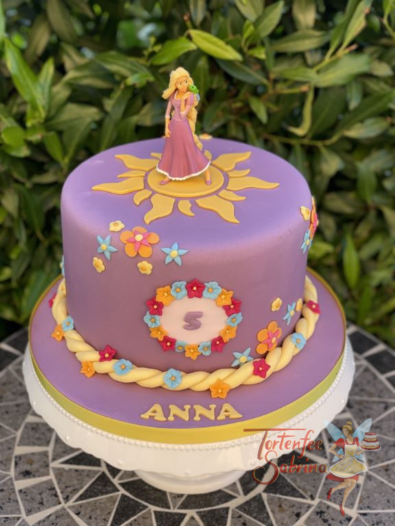 Geburtstagstorte - Rapunzel auf ihrer Sonne stehend bewundert ihre Haarparcht welche den Abschluß der Torte herstellt.