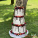 Hochzeitstorte - 3 mal Beeren ist bei dieser Torte 3 Etagen mit Schokodrip mit Himbeeren, Erdebeeren und Heidelbeeren.