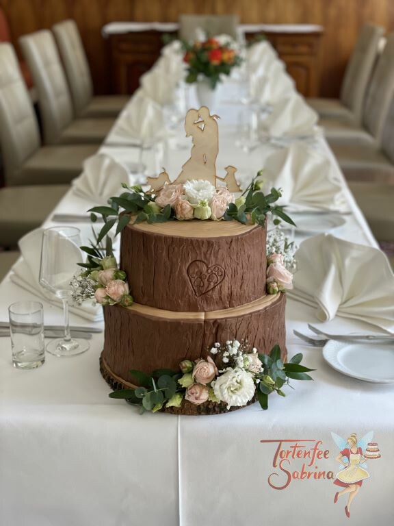 Hochzeitstorte - Baumstamm mit Pfotenabdruck welcher in die Rinde geschnitten wurde, ganz oben der persönliche Cake Topper.