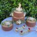 Hochzeitstorte - Baumstamm mit Pfotenabdruck welcher in die Rinde geschnitten wurde, ganz oben der persönliche Cake Topper.