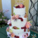 Hochzeitstorte - Beeren treffen Blumen welche gemeinsam ein wunderbares und harmonisches Bild auf der Torte abgeben.