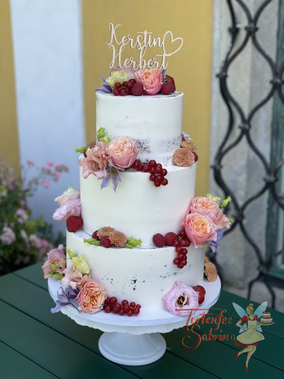 Hochzeitstorte - Beeren treffen Blumen welche gemeinsam ein wunderbares und harmonisches Bild auf der Torte abgeben.