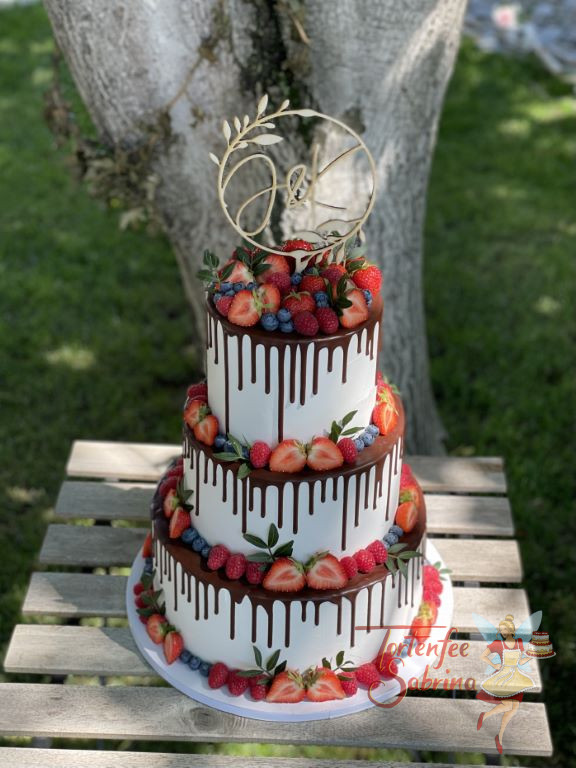 Hochzeitstorte - Beeren und Blätter zieren die 3-stöckige Torten, ebenfalls wurde die Torte noch mit einem Schokoladendrip verfeinert.