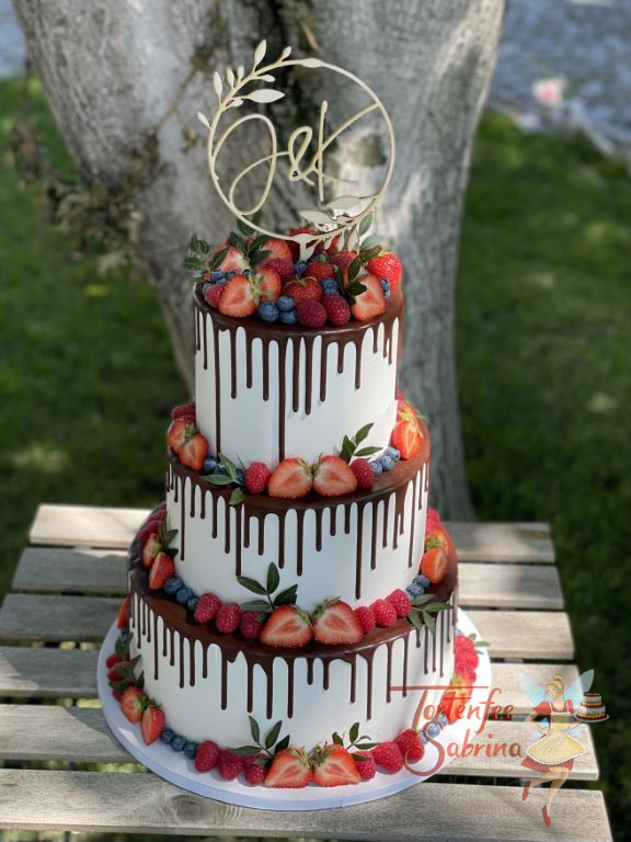 Hochzeitstorte - Beeren und Blätter zieren die 3-stöckige Torten, ebenfalls wurde die Torte noch mit einem Schokoladendrip verfeinert.