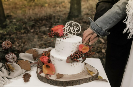 Hochzeitstorte - Blumen im Herbst, diese weiße Torte wurde mit Blattgold, Cake Topper und Blumen in herbstlichen Farben.
