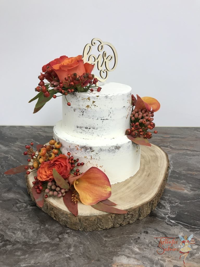 Hochzeitstorte - Blumen im Herbst, diese weiße Torte wurde mit Blattgold, Cake Topper und Blumen in herbstlichen Farben.