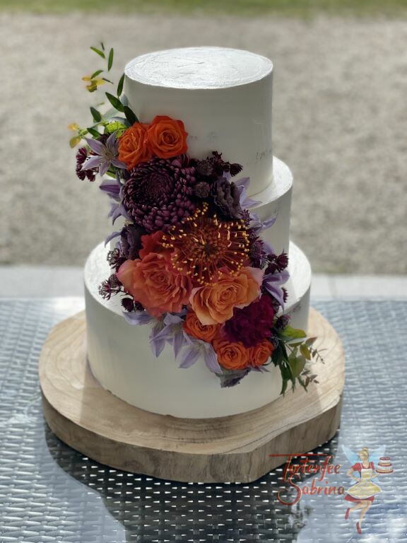 Hochzeitstorte - Blumen in Herbstfarben zieren diese schlichte weiße Torte, mit viele Liebe zum Detail wurden diese auf der Torte platziert.