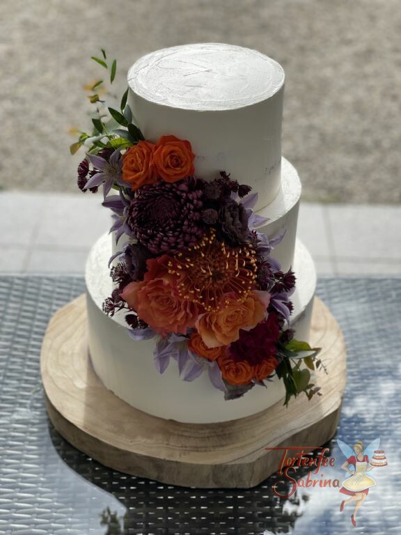 Hochzeitstorte - Blumen in Herbstfarben zieren diese schlichte weiße Torte, mit viele Liebe zum Detail wurden diese auf der Torte platziert.