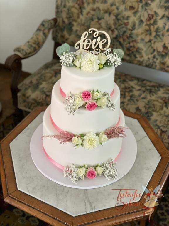 Hochzeitstorte - Blumen mit rosa Band als Abschluß für jede einzelne Torte, ganz oben auf der Torte ist der Cake Topper mit Blumen.