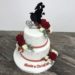 Hochzeitstorte - Blumen mit Spitze, wir wurde mit essbarer Spitze gearbeitet und mit echten Blumen verziert. Oben drauf ist der Cake Topper ein tanzendes Paar.