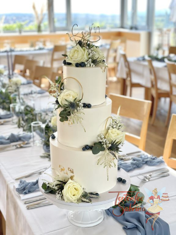 Hochzeitstorte - Das geschwungene Herz verbindet beide Buchstaben, ebenfalls zieren Blattgold und goldene Ringe die Torte.