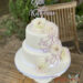 Hochzeitstorte - Das zarte lila Muster wurde in dünnen Linien auf die Torte aufgebracht und von dem Blumenschmuck umrahmt.