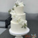 Hochzeitstorte - Die weißen Blüten der Gladione wurden hier in einer Linie zu einem zarten Band verarbeitet und verzieren die Torte.