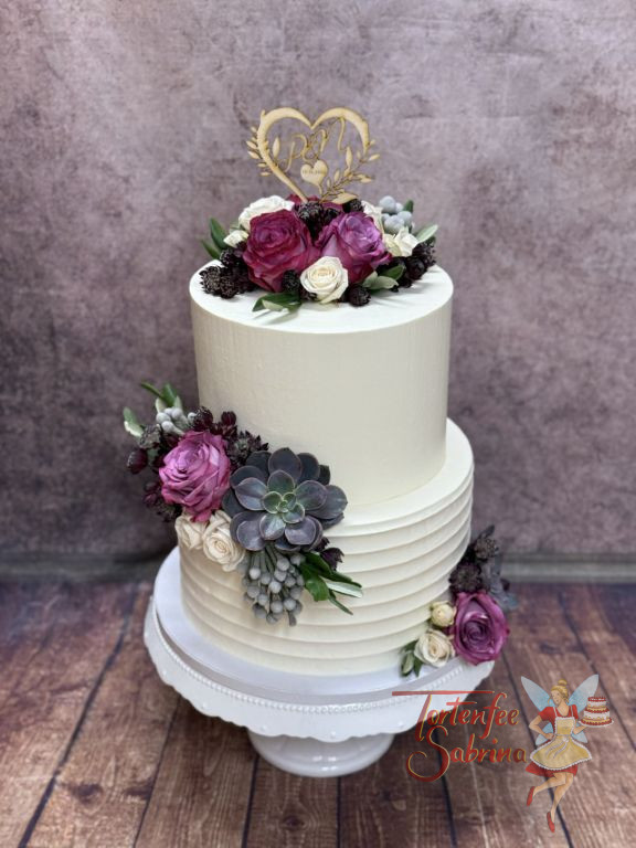 Hochzeitstorte - Dunkle Sukkulente ziert neben den hellen und dunklen Rosen die mit Rillen verzierte zweistöckige Torte.