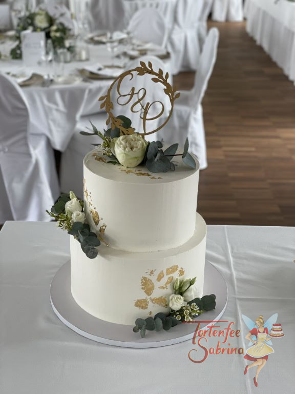 Hochzeitstorte - Edles Blattgold verschönter die mit Blumen geschmückte Torte. Die Cakesicles wurden ebenfalls mit Blattgold verziert.