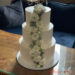 Hochzeitstorte - Ein Blumenband erstreckt sich vom untersten bis zum obersten Stock der Torte uns ganz oben ist der Caketopper.