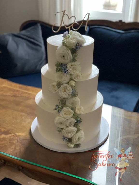 Hochzeitstorte - Ein Blumenband erstreckt sich vom untersten bis zum obersten Stock der Torte uns ganz oben ist der Caketopper.