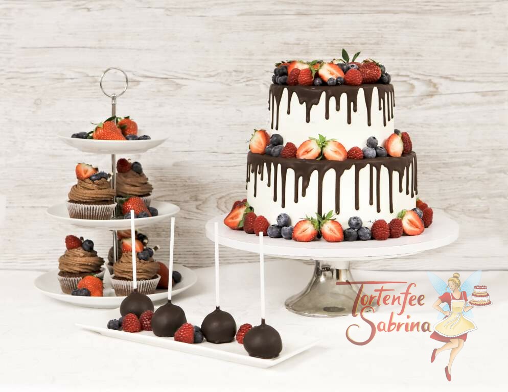 Hochzeitstorte - Ein Traum aus Früchten, hier wurde die Hochzeitstorte mit einem schokoladigen Drip und verschiedenen Beeren verziert.