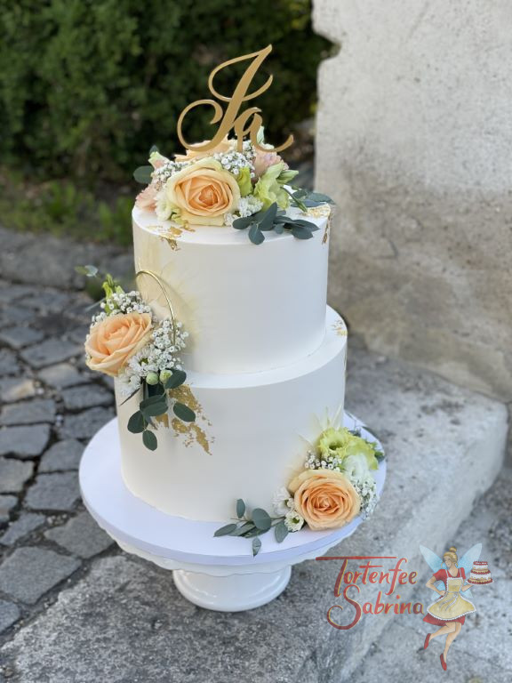Hochzeitstorte - Einfach JA steht auf dem goldenen Caketopper welcher durch Blumen und Blattgold hervor sticht.