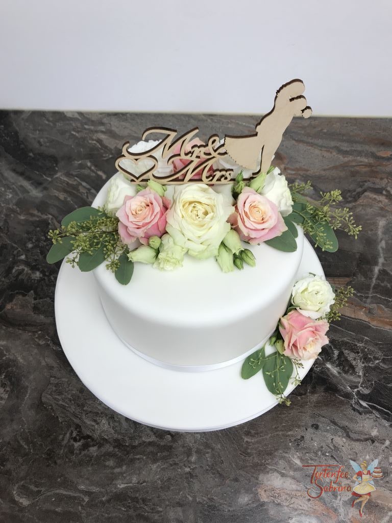 Hochzeitstorte - Einfach weiß wurde diese Torte eingedeckt und mit verschiedenen Rosen und einem Cake Topper dekoriert.