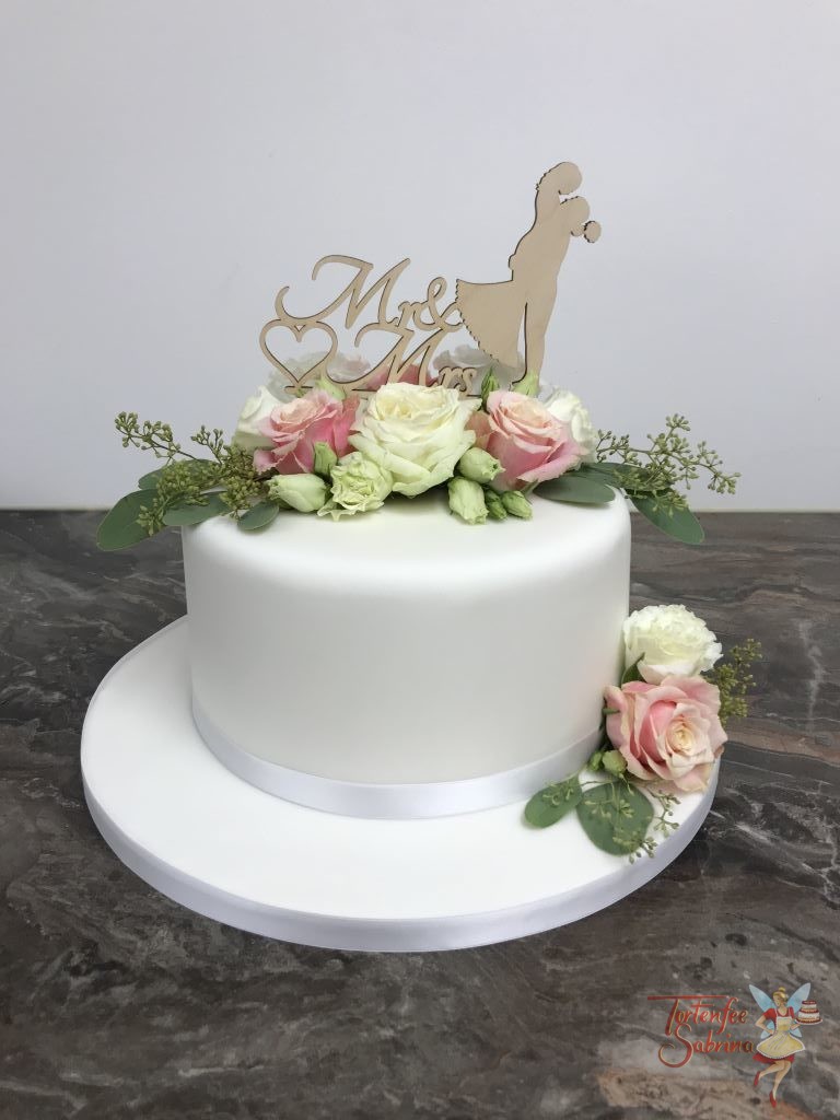 Hochzeitstorte - Einfach weiß wurde diese Torte eingedeckt und mit verschiedenen Rosen und einem Cake Topper dekoriert.