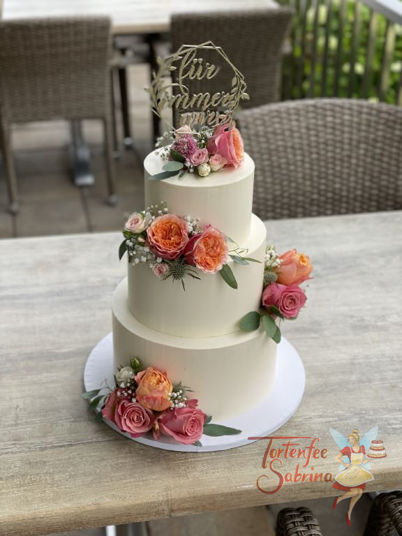 Hochzeitstorte - Für immer wir so lautet die Inschrift des Caketoppers der in goldener Farbe die Torte neben den Blumen verziert.