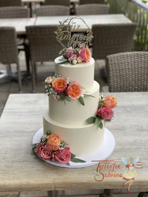 Hochzeitstorte - Für immer wir so lautet die Inschrift des Caketoppers der in goldener Farbe die Torte neben den Blumen verziert.
