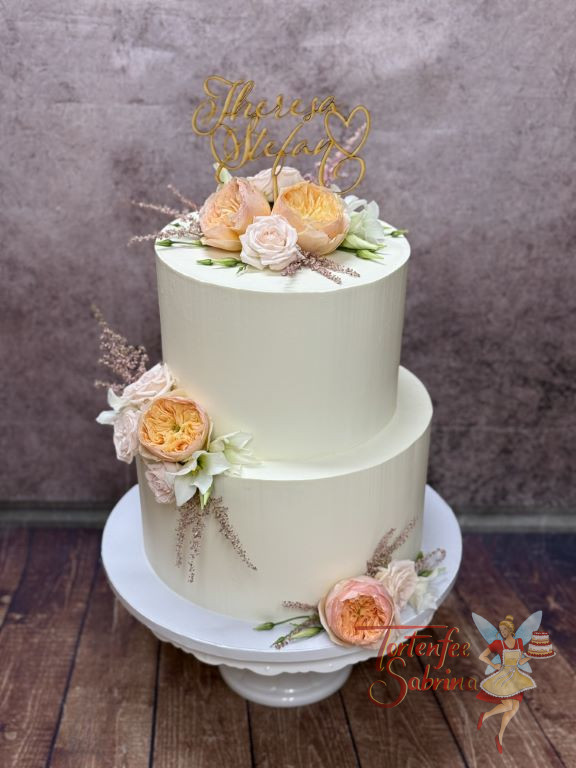 Hochzeitstorte - Geschwungene Namen des Brautpaares zieren ganz oben mit einem Herz als Caketopper aus Holz die Torte.