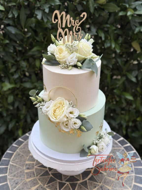 Hochzeitstorte - Geschwungnes M ist Teil des hölzernen Caketoppers, welcher ganz oben neben den Blumen die Torte ziert.