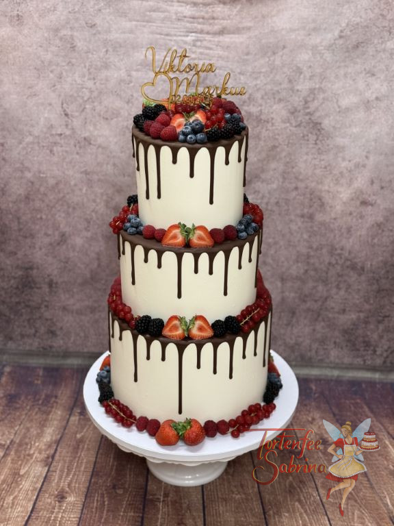Hochzeitstorte - Geteilte Erdbeere ist ganz vorne auf der Etage zu sehen, daneben wurden noch ander Beere auf dem Drip platziert.