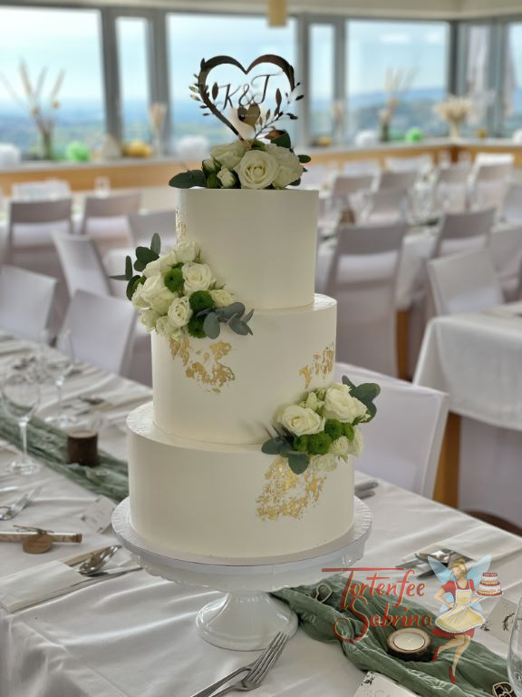 Hochzeitstorte - Gold-glänzendes Herz mit den Initianlen des Brautpaars ziert ganz oben die dreistöckige Torte neben den Rosen.