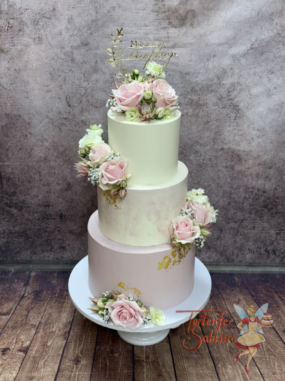 Hochzeitstorte - Goldene Blätter umrahmen den Namen des Brautpaars in Form des Caketoppers welcher die dreistöckige Torte ziert.