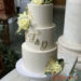 Hochzeitstorte - Goldene Buchstaben wurden hier als Caketopper beim mittleren Stock verwendet und zieren mit Blumen und Blattgold die Torte.