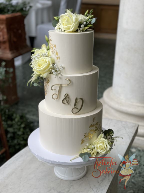 Hochzeitstorte - Goldene Buchstaben wurden hier als Caketopper beim mittleren Stock verwendet und zieren mit Blumen und Blattgold die Torte.