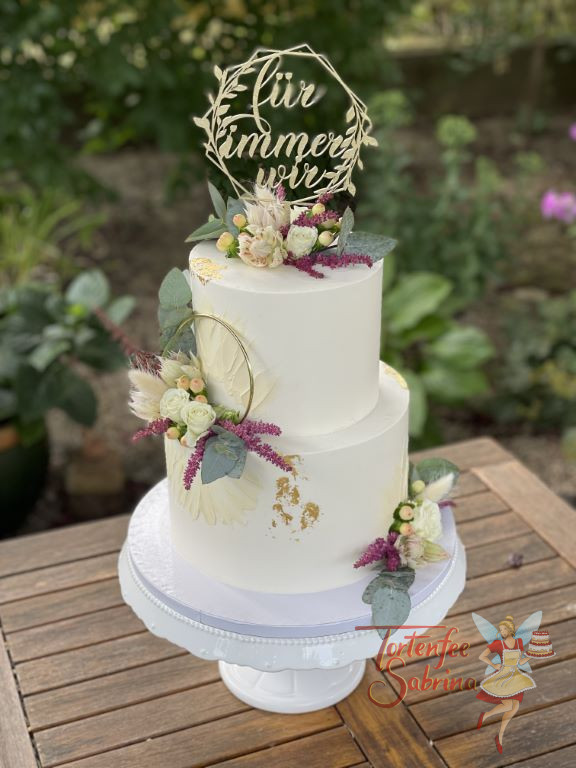 Hochzeitstorte - Goldener Ring mit zarten Blumen und dezentem Muster im Hintergrund ziert die Torte welche mit Blattgold verfeinert wurde.