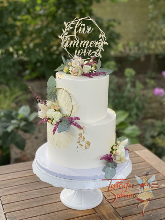 Hochzeitstorte - Goldener Ring mit zarten Blumen und dezentem Muster im Hintergrund ziert die Torte welche mit Blattgold verfeinert wurde.