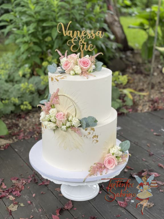 Hochzeitstorte - Goldender Ring und Rosen verzieren neben dem Blattgold und dem cremfarbenen Muster die zweistöckige Torte.