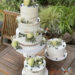 Hochzeitstorte - Grüne Distel mit Blumen und ein paar Heidelbeeren, im gleichen Stil wurden auch die zusätzlichen Torten verziert.