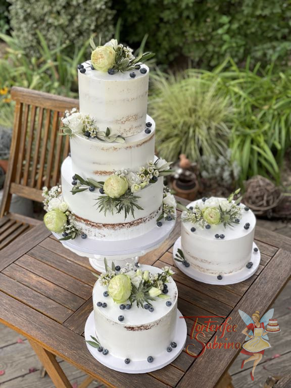 Hochzeitstorte - Grüne Distel mit Blumen und ein paar Heidelbeeren, im gleichen Stil wurden auch die zusätzlichen Torten verziert.